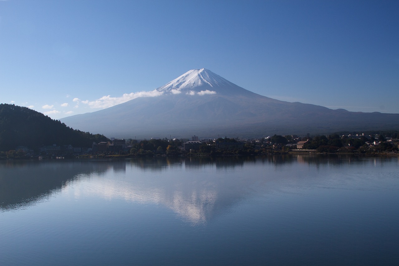 日本小镇持续拉网遮挡富士山景，背后的故事与挑战