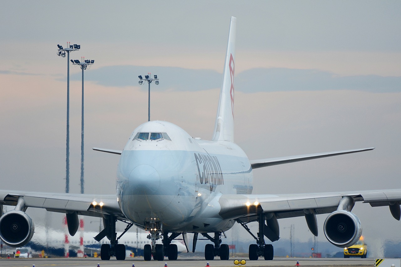 长龙航空乘客遭遇紧急下机事件，轮胎破损引发意外